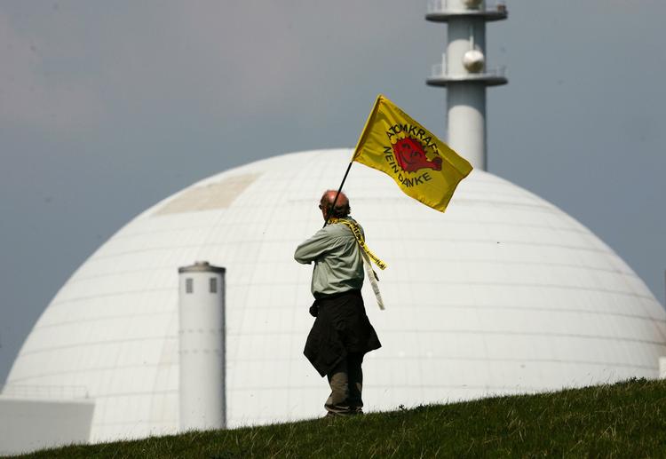 PROTEST. Atomkraftmodstander demonstrerer ved Brokdorfværket i Nordtyskland på 24-årsdagen for Tjernobylkatastrofen. Arkivfoto. 