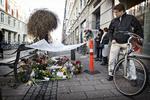 Gerningsstedet. Der er lagt blomster på det sted i Blågårdsgade, hvor en 19-årig mand blev skudt søndag aften. 