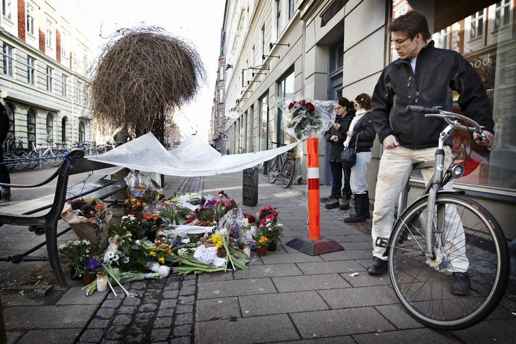 Gerningsstedet. Der er lagt blomster på det sted i Blågårdsgade, hvor en 19-årig mand blev skudt søndag aften. 
