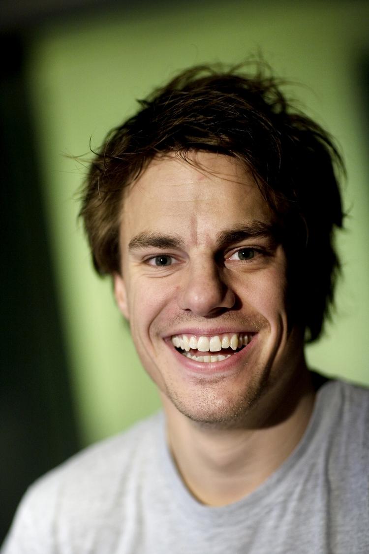 Stand-up-komikeren Anders Stjernholm er den ene af to nye værter. 