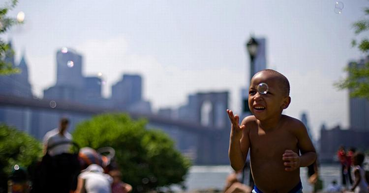 Med børn_New York_web_DAVID GOLDMAN_AP