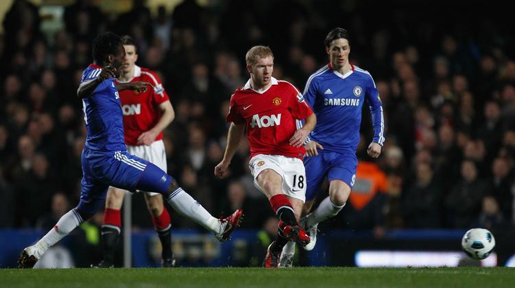 straf. Manchester Uniteds Paul Scholes (midt) har i mange år været en utrættelig drivkraft på holdets midtbane. Men han er også en type spiller, der får mange gule kort. 