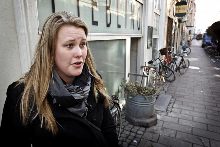 Bange. Stine Nygaards mor kan passe sine børnebørn om aftenen, hvis forældrene skal ud. Stine Nygaard er nemlig ikke meget for, at børnene kommer udenfor efter mørkets - og bandernes - frembrud. 