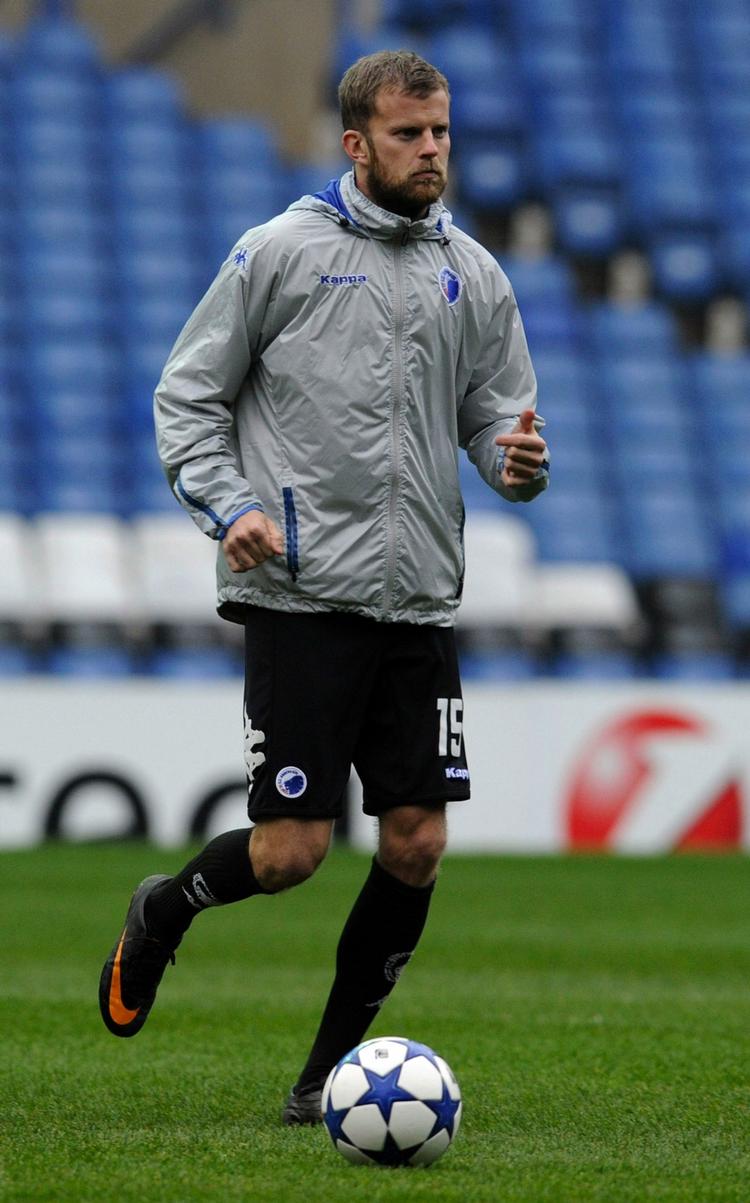 restitution. Mikael Antonsson var på banen for at småtræne og sparke til en bold på Stamford Bridge stadion i dag. 