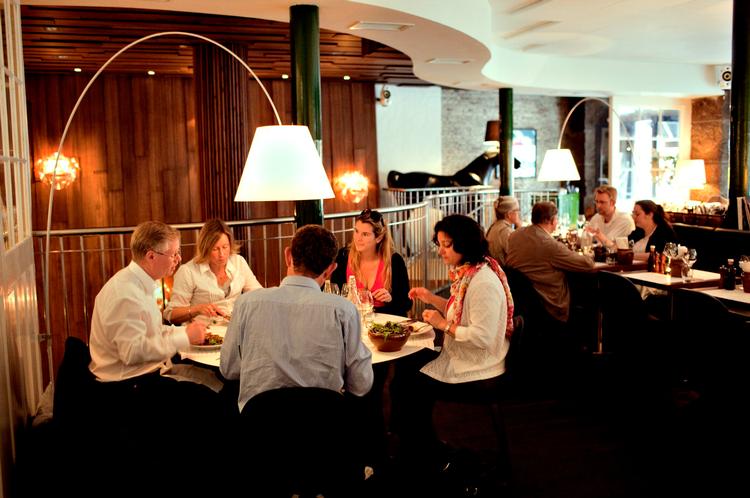 Dårlig  akustik.  Mange gæster  giver et højt  lydniveau, og så kan det være svært at samtale over bøfferne på Madklubben. Foto: Per Folkver 