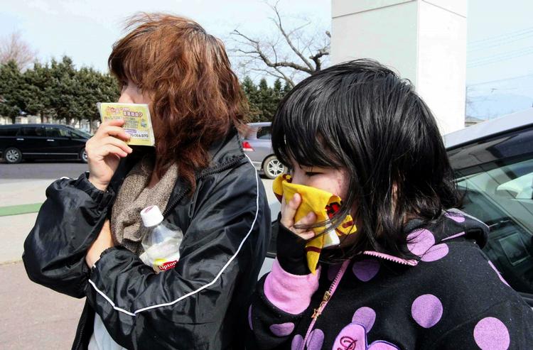 Beskyttelse. En mor og en datter lukker munden affrygt for bestråling i Yamada, der ligger i den nordlige del af Japan. 