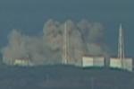 Revnet? Det er endnu ikke endeligt bekræftet, at der er gået hul på indkapslingen omkring en atomreaktor på Fukushima Dai-Ichi værket, der har været hærget af brande siden jordskælvet i fredags. 