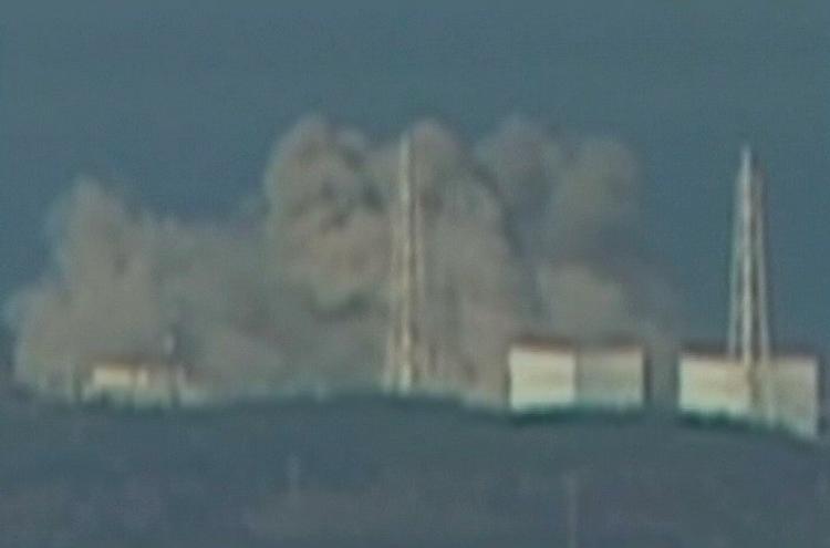 Revnet? Det er endnu ikke endeligt bekræftet, at der er gået hul på indkapslingen omkring en atomreaktor på Fukushima Dai-Ichi værket, der har været hærget af brande siden jordskælvet i fredags. 