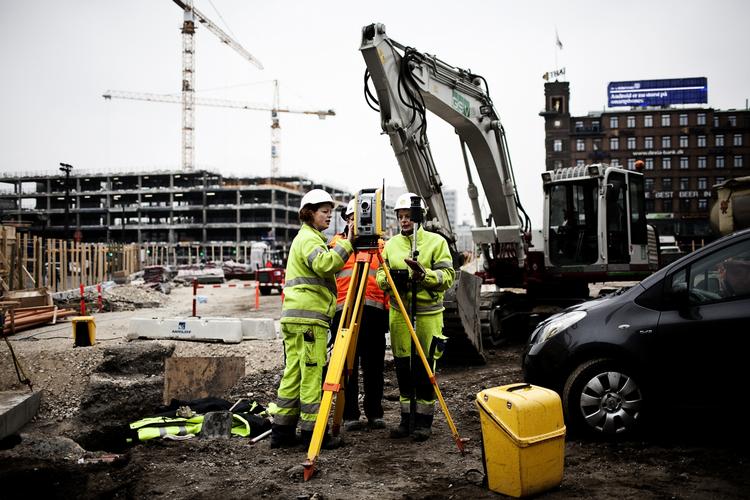 Entreprenørarbejdet for metrostationerne og tunnelerne i København vil blive påbegyndt til sommer. Når de arkæologisk udgravninger er færdiggjort. På billedet arbejder arkæologer under udgravninger på Rådhuspladsen. 