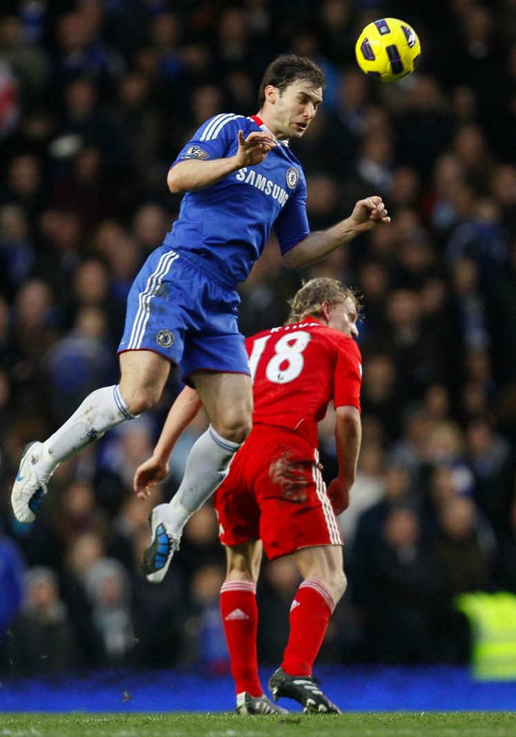 opdrift. Chelseas Branislav Ivanovic header væk i det forsvar, som de engelske mestre har fået stabiliseret, siden en kriseperiode efter jul. 
