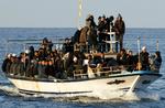 INDVANDRINGSBØLGE. Båd med immigranter fotograferet ved ankomsten til den italienske ø Lampedusa. Arkivfoto. 