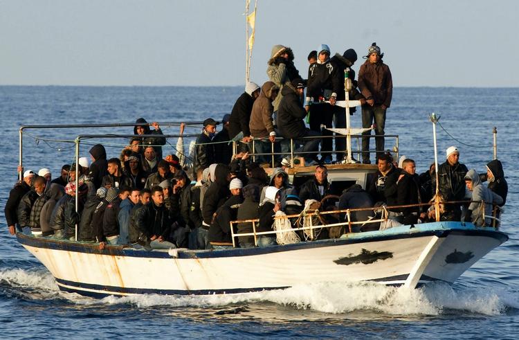 INDVANDRINGSBØLGE. Båd med immigranter fotograferet ved ankomsten til den italienske ø Lampedusa. Arkivfoto. 
