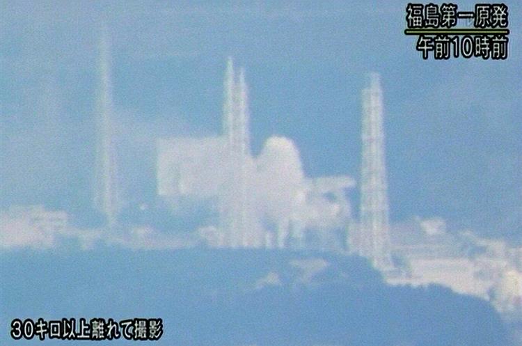 Atomkraft. Billedet her er taget onsdag morgen og stammer fra tv-stationen NHK. Det viser, hvordan hvid røg stiger op fra kraftværket. Der er ingen detaljer om hændelsen, men det kan stamme fra den seneste brand, som nu er slukket. 