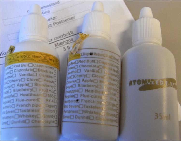 Snyd. Producenterne af e-cigaretter prøver at skjule, at ampuller til e-cigaretter indeholder nikotin, som her hvor nikotin-feltet 'high' er dækket, når de eksporteres til Danmark. 
