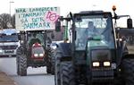 Traktortræf. Landmænd fra hele landet vil i dag ved middagstid indtage hovedstaden for at agitere for bedre vilkår. Her ses 'bondetoget' uden for Ringsted. 