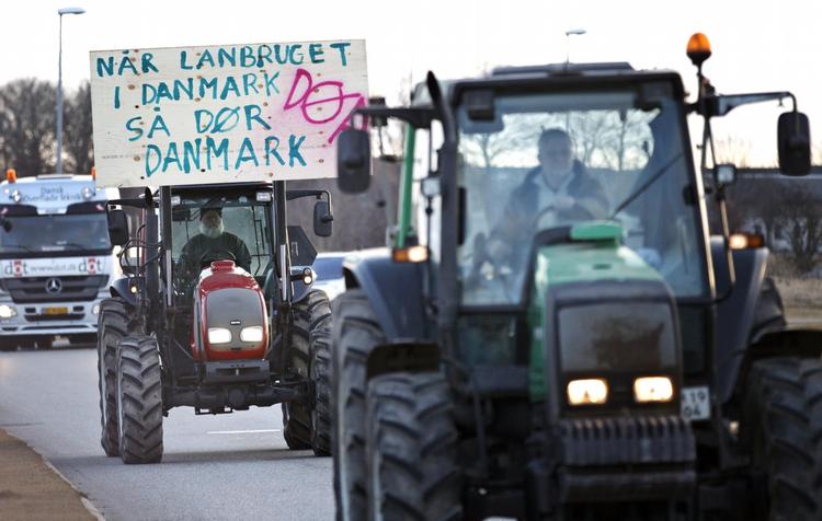 Traktortræf. Landmænd fra hele landet vil i dag ved middagstid indtage hovedstaden for at agitere for bedre vilkår. Her ses 'bondetoget' uden for Ringsted. 
