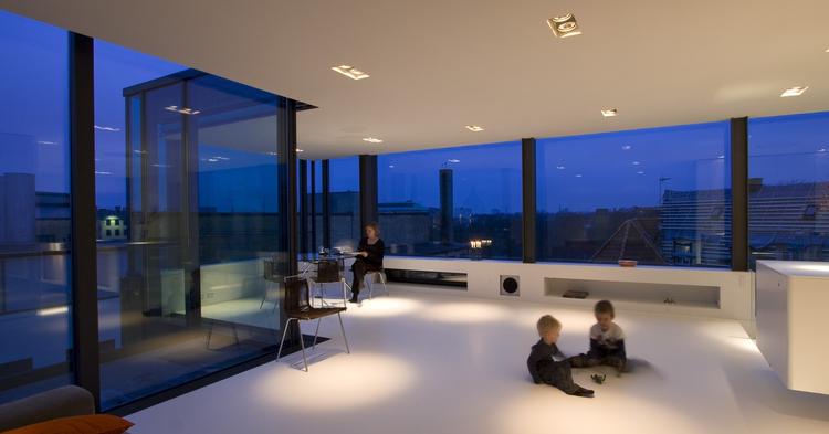 Udsigt. Nils Holschers minimalistiske hjem ligger på toppen af byen med en åbenhed, de færreste ville kunne døje. 