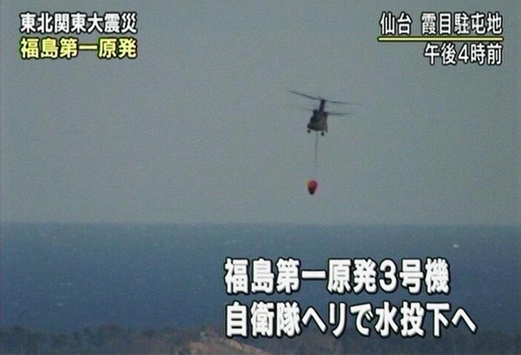 nedsmeltning. Helikopter på vej for at forsøge at kaste vand ud over løbsk reaktor ved Fukushima-værket. Det mislykkedes: Strålingen er for høj. 