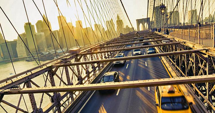 En tur over Brooklyn Bridge med Manhattan i baggrunden skal opleves på en ferie i New York. 