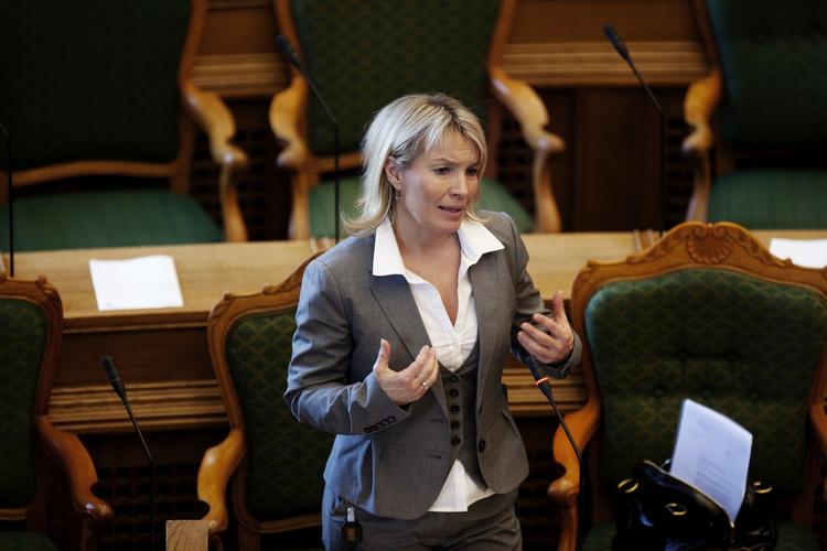 Afventende. Lene Espersen vil have FN-mandat, før hun vil gøre noget som helst i Libyen. Oppositionen og hendes egen partifælle Nasar Khader kræver handling nu. 