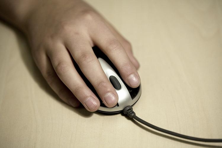 Kønsforskel. Kvinder åbner deres konto på Facebook i snit 49 gange per måned, mens mændene nøjes med 34 gange. Denne kønsforskel er ikke overraskende, mener kønsforsker Kenneth Reinicke fra RUC. Arkiv. 