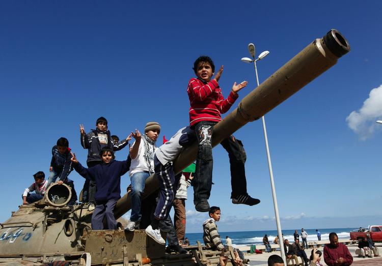 VENTETID. I slutningen af februar festede borgerne i Benghazi, da de fik kontrol over byen. Nu siger Gaddafis søn, at Gaddafi-styrkerne vil nå til Benghazi og knuse oprørerne i løbet af 48 timer. 