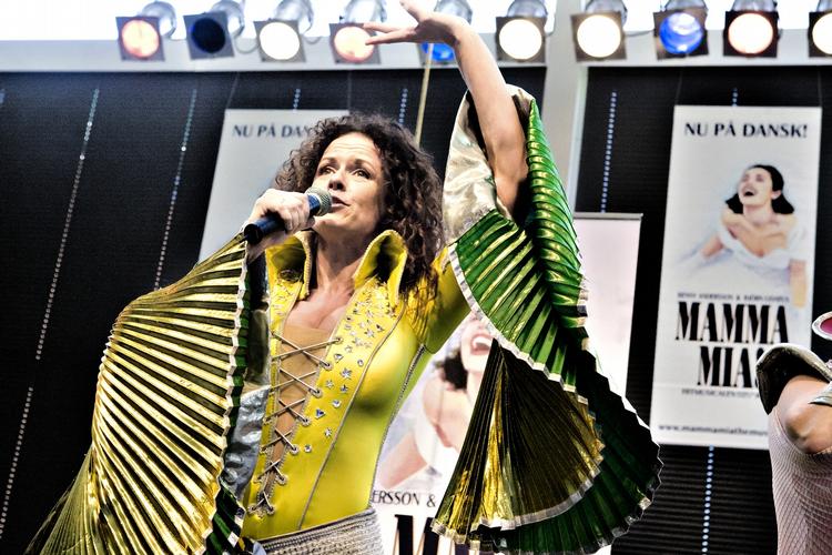 Den svenske Abba-klassikere har trukket mere end 100.000 gæster ind i Tivolis Koncertsal i København. Nu overtager Musikhuset i Aarhus stafetten. På billedet ses Nicoline Siff Møller som Donna Svendsen. 