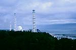 KNIBE. Hvid røg ses stige fra Reaktor 1 i Fukushima-værket. 