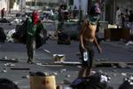 KAMP.  Mindst fem demonstranter og to politimænd er døde, mens flere hundrede er såret under demonstrationer i Bahrain. 