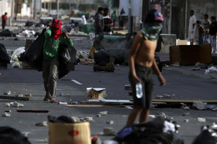 KAMP.  Mindst fem demonstranter og to politimænd er døde, mens flere hundrede er såret under demonstrationer i Bahrain. 