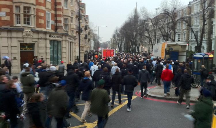 Brølende. FCK's tilhængere er på vej i optog mod Chelseas stadion, Stamford Bridge i London. Privatfoto 