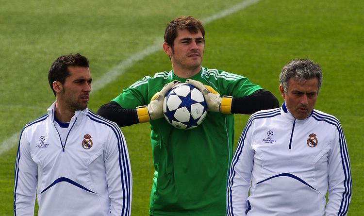 forberedt. Real Madrids træner Jose Mourinho (th) sammen med målmand Iker Casillas (midt) og Alvaro Arbeloa under træningen op til kampen mod Lyon. 