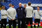 angreb. Ståle Solbakken foran de eftertænksomme FCK-spillere ved gårsdagens træning. 