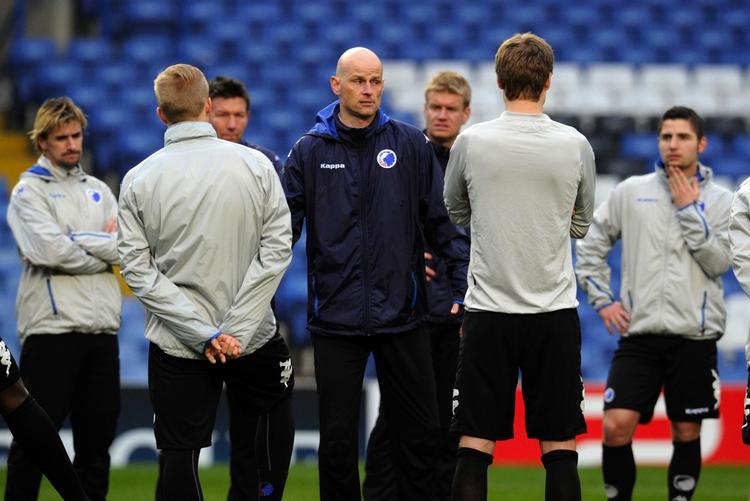 angreb. Ståle Solbakken foran de eftertænksomme FCK-spillere ved gårsdagens træning. 