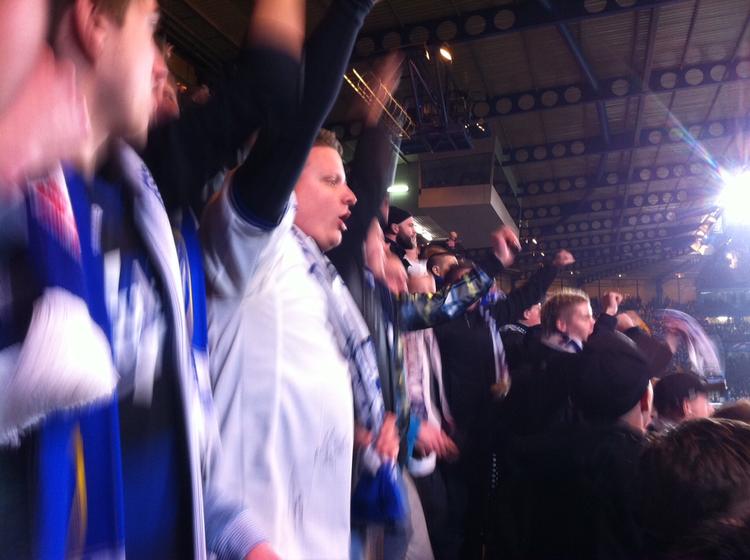 Fest. Selvom FCK ikke går videre i turneringen, var humøret på gæstetribunen højt til det sidste. Privatfoto 