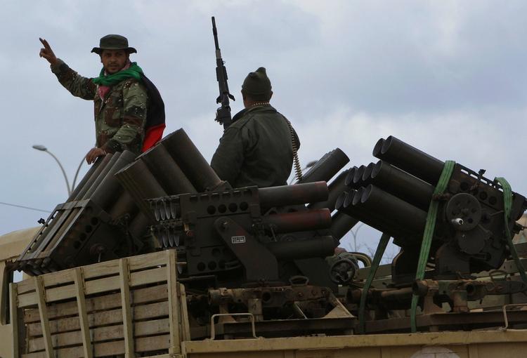 Håb. Da oprørerne tog magten over Benghazi var de fortrøstningsfulde og sendte gerne v-tegn til fotograferne. 