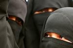 skønhedstips. Bliv indendøre og dæk altid dit ansigt til. Så bevarer du en smuk teint og holder rynkerne for døren længere, lyder et af rådene i Al-Qaedas nye kvindemagasin Al-Shamikha. 
