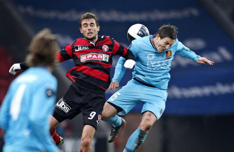boost. FC Midtjyllands Jacob Poulsen i kamp mod FC Nordsjllænds  Emil Lyng i det seneste opgør på midtjydernes hjemmebane i Herning. 