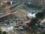 Gadekamp. Bahrainske styrker i kamp mod demonstranter på Perlepladsen i hovedstaden Manama. 