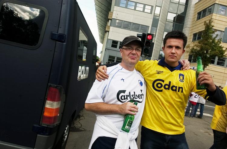 Skål. To rivaler fik sig en tår øl, inden mødet mellem FCK og Brøndby i Parken 19. september 2004, hvor Brøndby vandt 3-1. 