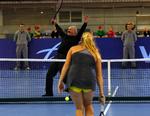 Kampklar. »Politik og sport skal ikke blandes sammen. Jeg var der for at spille tennis. Jeg fortryder intet, og jeg ville gøre det igen«, sagde Caroline Wozniacki (med ryggen til) forleden om sit møde med Alexander Lukasjenko. 