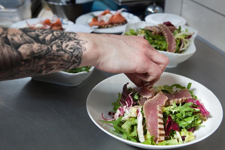 Orangeriet er ny på Michelins Bib Gourmand-liste i 2011. På restauranten, der ligger i Kongens Have, kan man både få smørrebrød, aftenmenuer og - som her - salat med grillet tun. 
