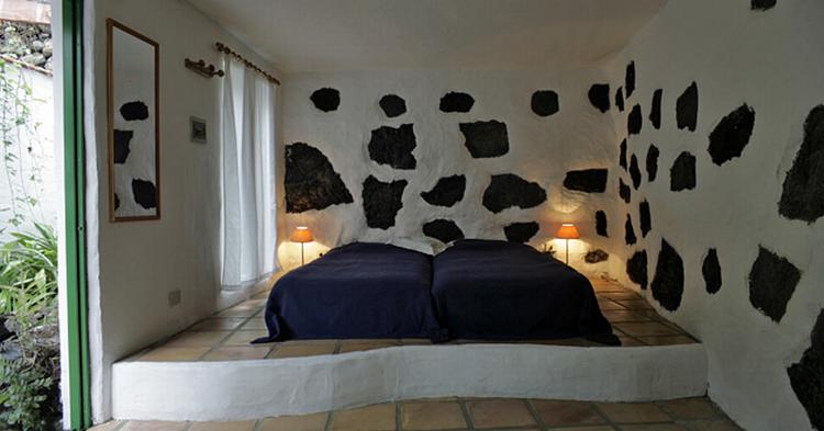 FRED. Pensionatet El Sitio har otte huse, der  er skiftevis hvidkalkede og bygget af små lavasten. 