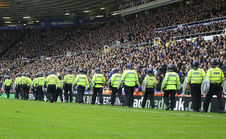 højrisiko. Engelsk politi går i stilling til lokalopgøret mellem Birmingham og Aston Villa. 