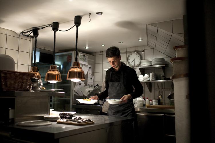 Status. Oubæk er røget ud af Michelinguidens kategori  Bib Gourmand.. 