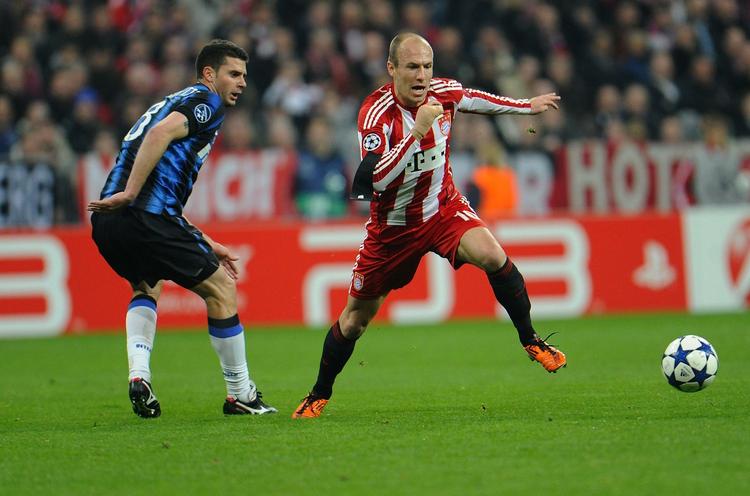 dumt. Arjen Robben forsøger sig med et træk forbi Inters Thiago Motta i kampen, hvor Bayern ikke fik snøret sækken, mens italienerne var nede i den. 