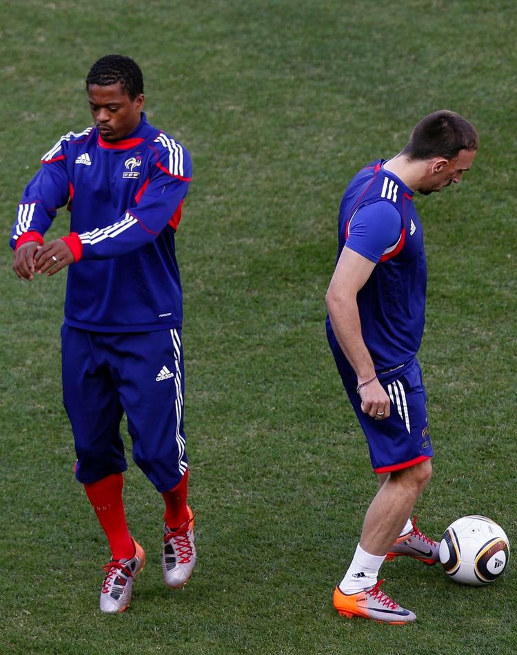 uværdigt. Patrice Evra (tv) og Franck Ribery var to af de mest prominente ballademagere under VM i Sydafrika, hvor det franske hold gik helt op i limningen. 