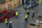 Gadesoldater. En ukendt protestsympatisør har taget dette billede af regeringsstyrker på øen Sitra. Netop her er der rapporter om overgreb fra soldater. 