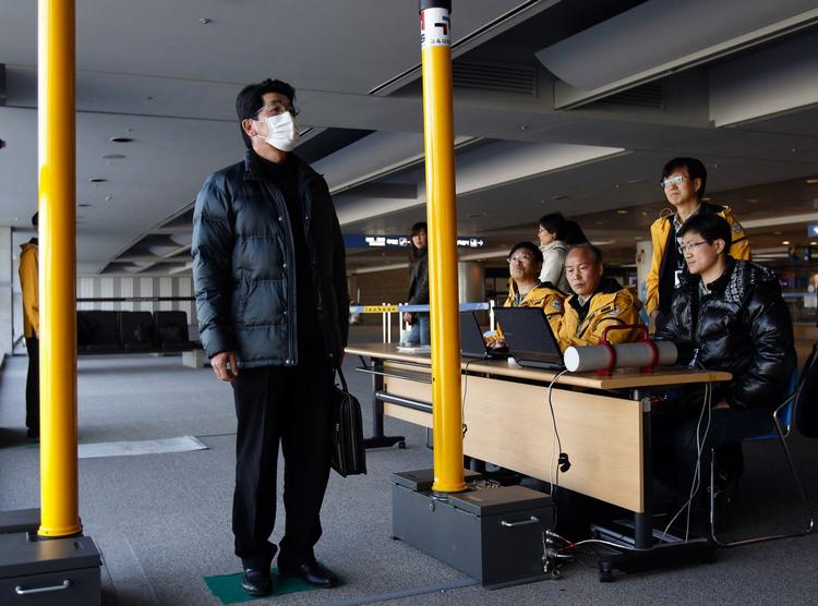 Atomkrise. En flypassager fra Japan bliver målt for radioaktiv stråling ved sin ankomst til Incheon international airport vest for Sydkoreas hovedstad Seul. 