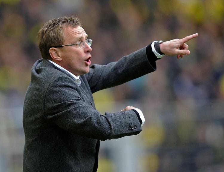 svigt. Hoffenheim-træner Ralf Rangnick kan ikke leve med, at klubbens ledelse solgte en af holdets profiler til Bayern München. Så træneren tager konsekvensen og siger op. 